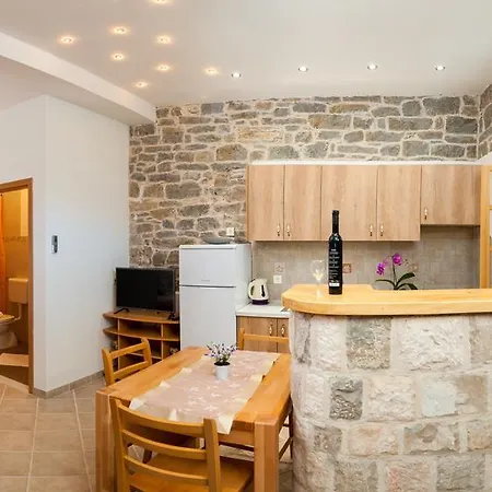Beach Podspiline Apartment *
